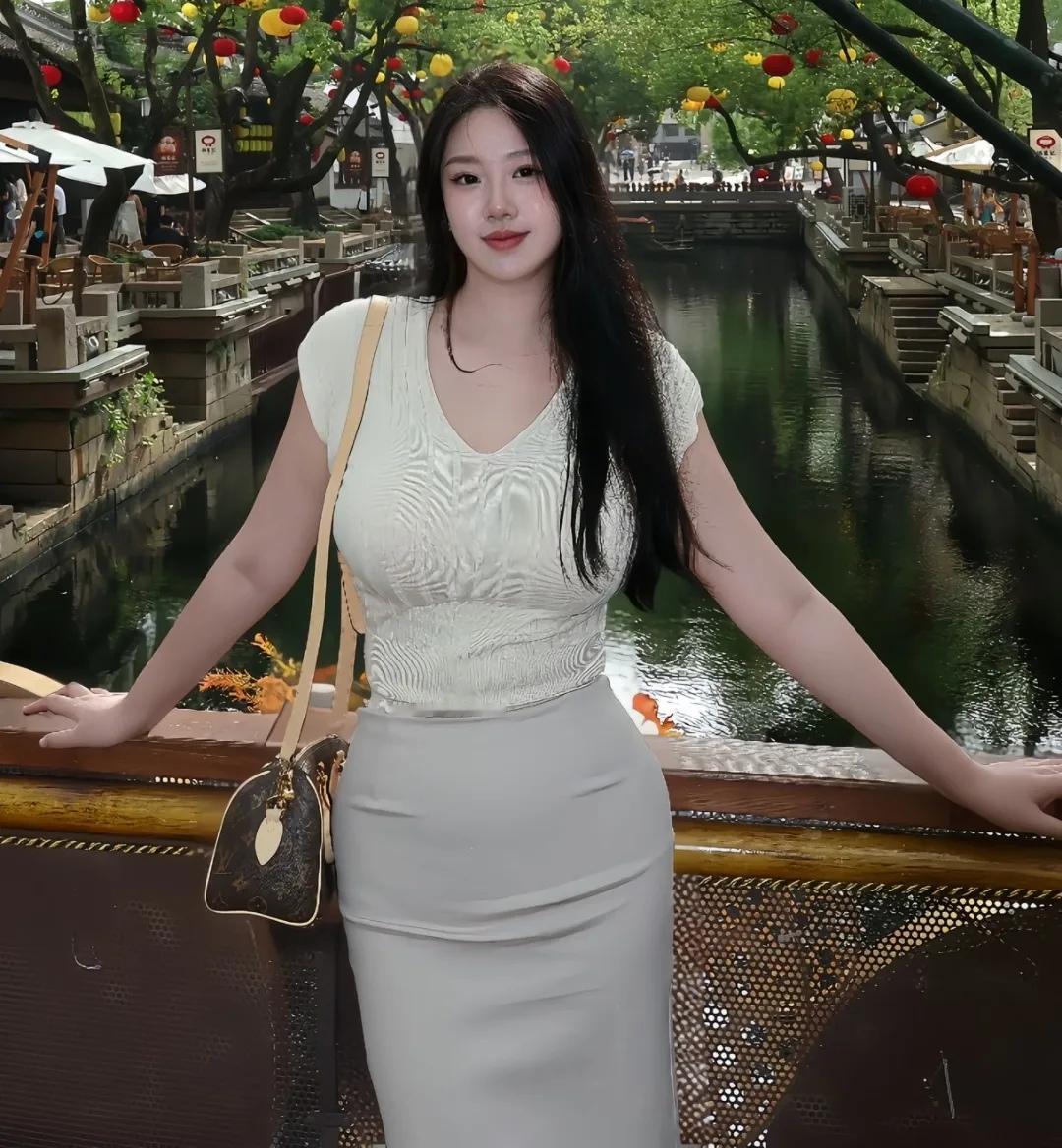 人群是孤独的褶皱，展开后仍是空白。