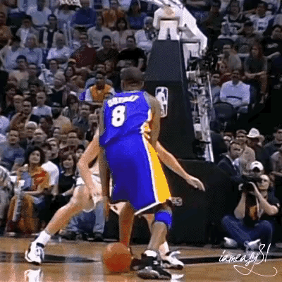 为啥以下这一幕中，科比明明已经过掉了吉诺比利，他却停止突破然后选择投篮？我看了这