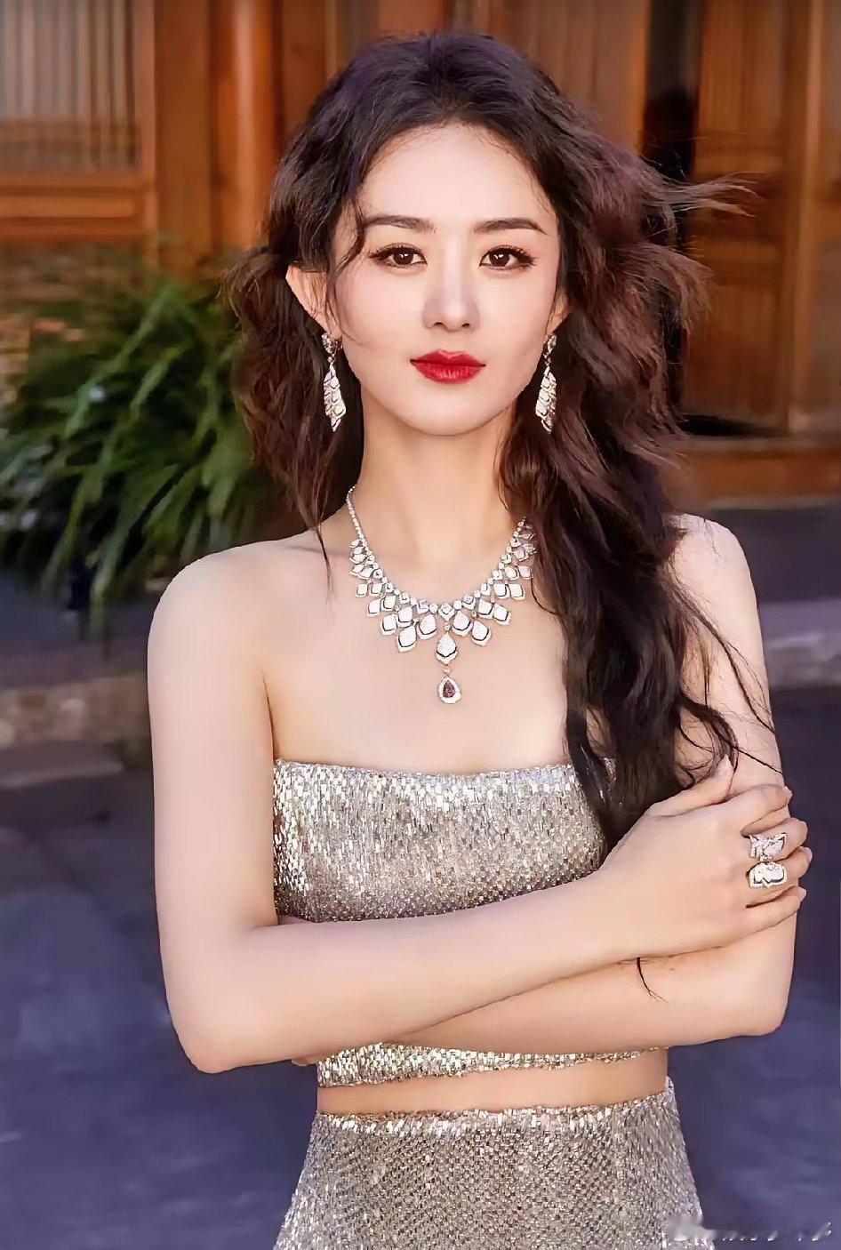 别再争了，杨幂赵丽颖的牌局，已经彻底锁死。杨幂猛地一头扎进张艺谋的《惊蛰无声》，