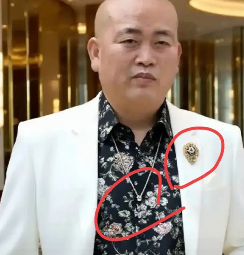 这也太不可思议了吧，这个穿着时尚又洋气，一脸霸气的光头模样，第一反应还以