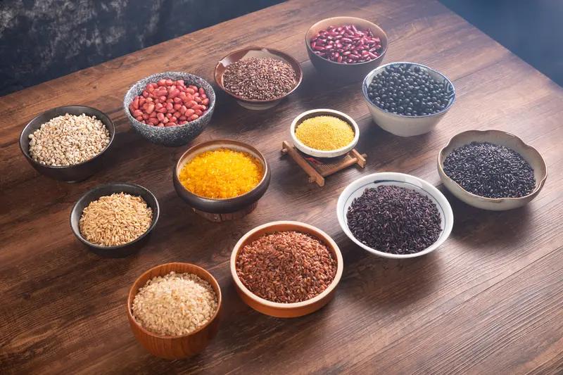 长期坚持全谷物饮食，能显著降低多种慢性病的风险。肠道健康：膳食纤维是肠道益