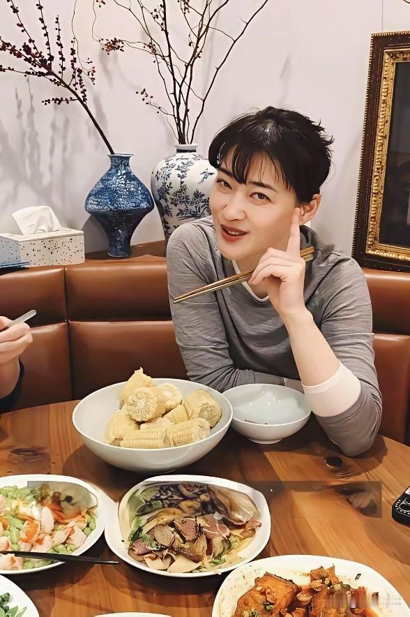 50岁梅婷的神仙婆媳，婆婆上门备好六菜一汤，亲手包馄饨伺候。镜头下，梅婷身着简约