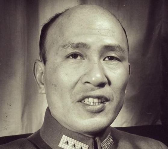 白崇禧到台湾后的一天，出门遇见了邻居朱怀冰，正要打招呼，朱怀冰却装作没看见，低头