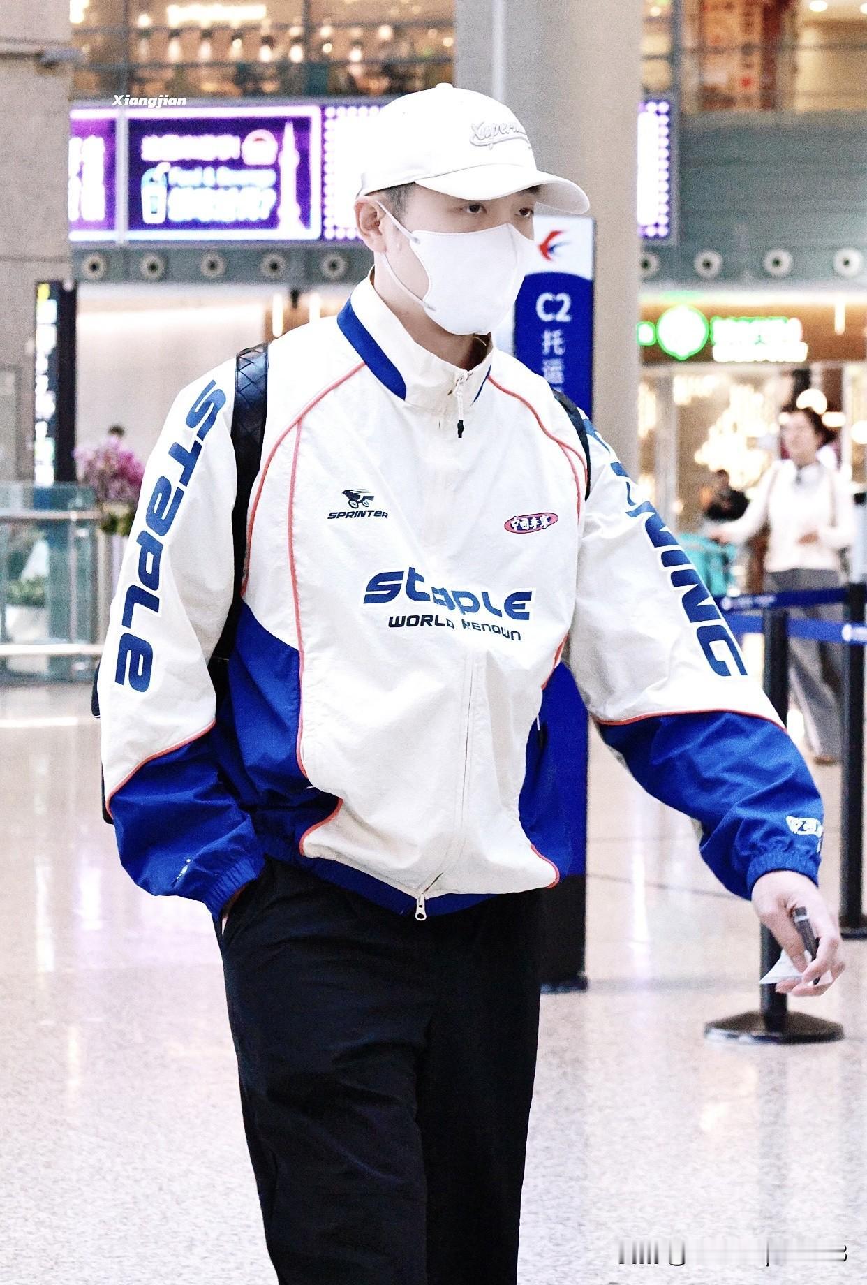 4.16日，龙队和许昕到达成都封训基地，和孙颖莎王楚钦他们一起备战世乒赛。许