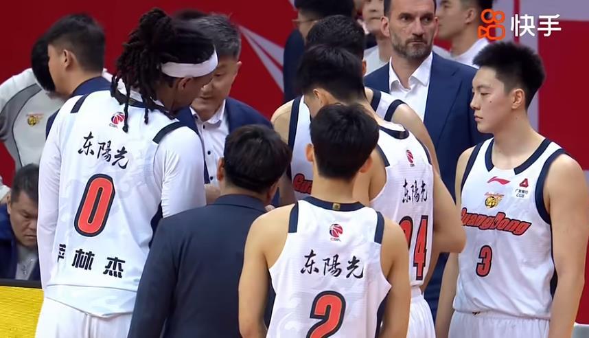 这么多广东球迷希望主教练下课，但这个要求其实挺过分的，广东东莞宏远队在杜锋的率领
