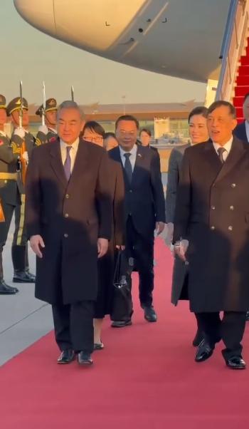 泰国国王抵达北京机场啦！11月13日泰王和苏提达王后乘坐专机从从廊曼机场起飞，经