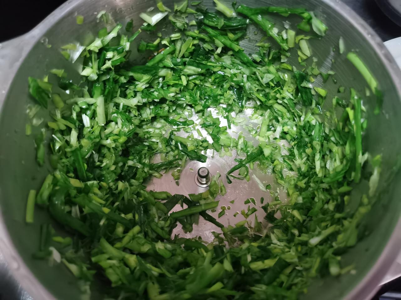 又想吃韭菜的饺子了，然后15块钱买了一斤韭菜，顺便买了些饺子皮回家。就想着晚上