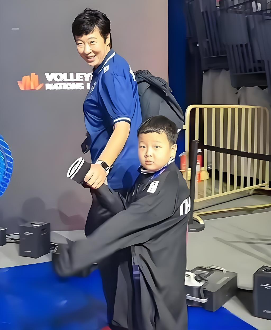 这张合影，我放大了三遍。第一遍看眉眼，第二遍看脸型，第三遍盯着她嘴角的弧度看