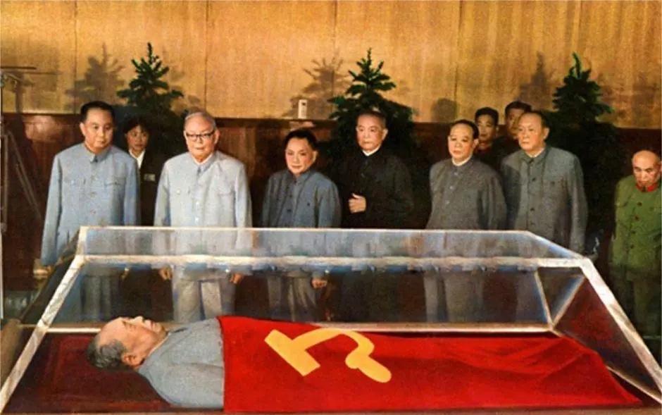 今天看来，华国锋主席当年做出保护毛主席遗体，修建毛主席纪念堂的决定，是无比正确的
