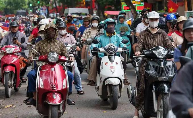最近越南街头正在上演一场史诗级赛道洗牌。统治当地三十年、近乎垄断市场的日系燃