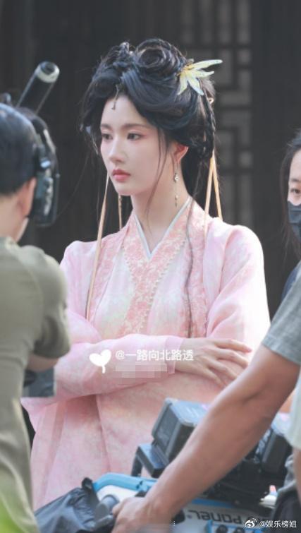 刘些宁小四的剧里面的造型天呐，怎么会有这么假的头套？​​​
