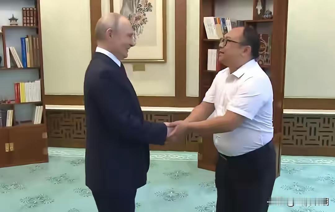 5月20日，普京在人民大会堂与26年前抱过的中国男孩彭湃重逢，这画面太有故事感了