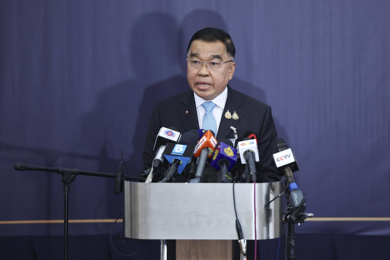 泰国防长纳塔蓬这次算是彻底把心里话抖出来了，看着挺憋屈。直接对着媒体抱怨，说