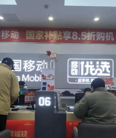 河南，男子用了12年的移动金卡，突然被封号，因绑定了所有业务，他几乎寸步难行。银
