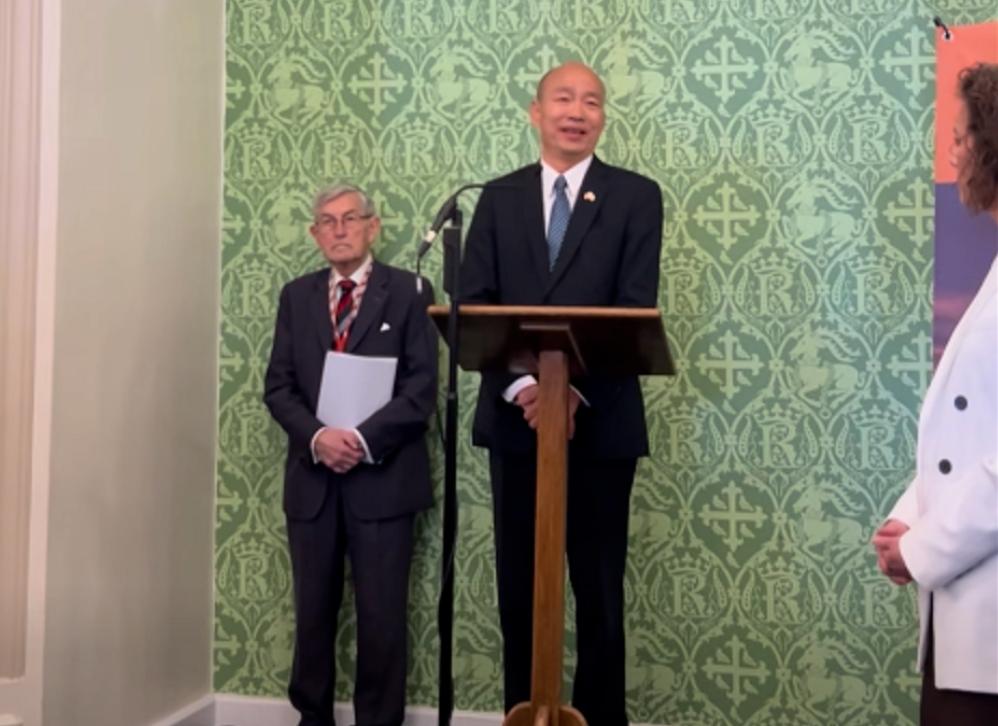 彻底飘了！韩国瑜在英国高喊“绝不投降”，司马昭之心藏不住了。很多人看到信息