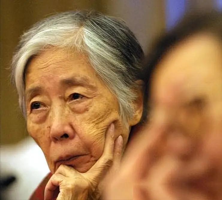 1978年，王光美走出监狱大门，她怎么也没料到，第一个前来看望她的人竟然是毛主席