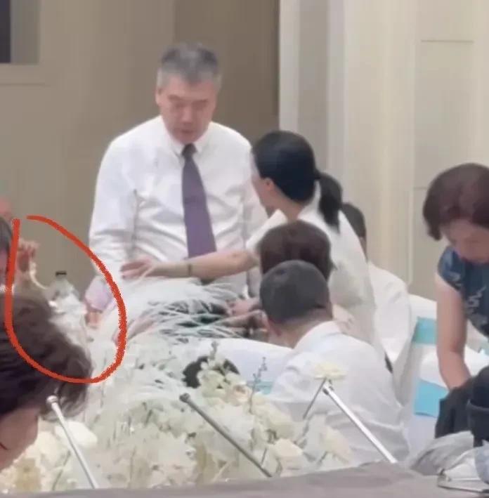 王楠出手是真阔绰，恩师女儿婚礼随手就送大金链子！这条大金链子估计没个几万元人民