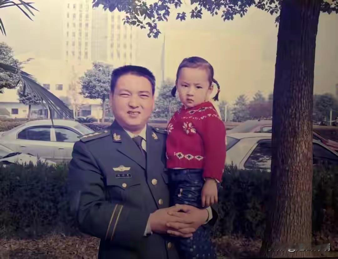 4岁时，爸爸因公牺牲！14年后，烈士之女的她追随父亲足迹，拿着录取通知书走进父亲