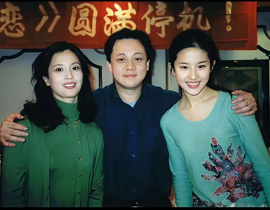 刘亦菲爸爸一表人才，妈妈更是貌美如花，她的美就是家族基因的完美传承，天生就这么惊