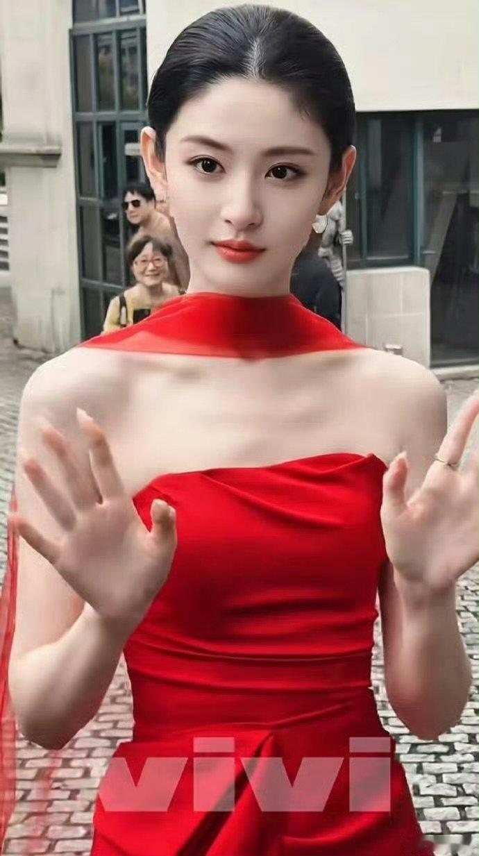 赵晴美商好高赵晴比之前洋气好看了不是五官改动，是审美提升！赵晴拿捏适合自己的造