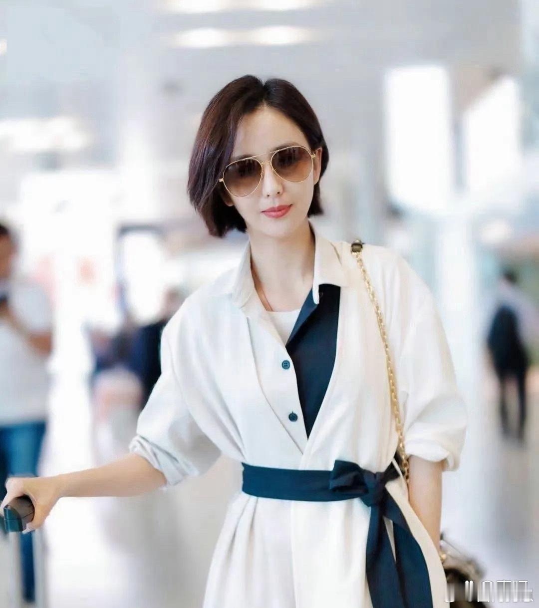 佟丽娅真的越来越优雅有气质，只是也太瘦了，让人看着有点心疼～