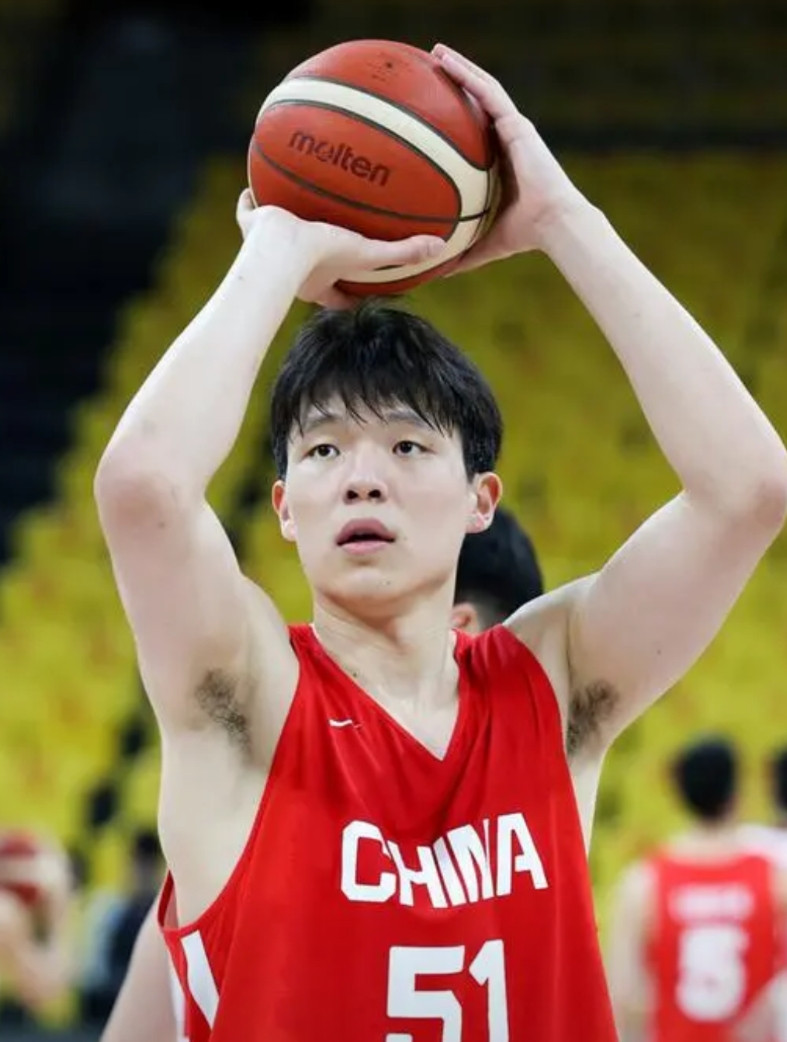 突发！周琦伤退亚洲杯！篮协急召NBA新星杨瀚森引网友暴风争议：保护未来OR豪赌现在？