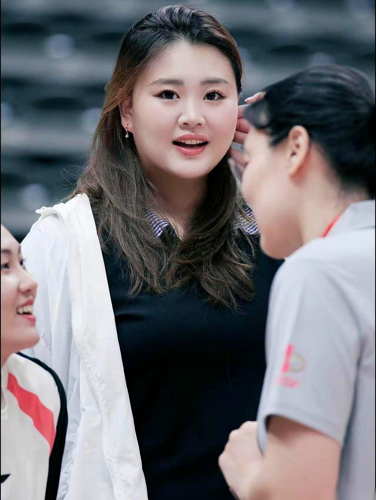 谁能想到啊？那个在国际赛场上把对手内线撞得人仰马翻的“女版奥尼尔”刘禹彤。14岁