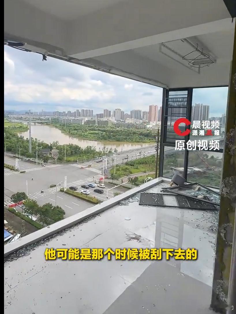 男子被龙卷风吸走屋子几乎被掏空男子被龙卷风从12楼吸走家属发声这就是大型落地窗