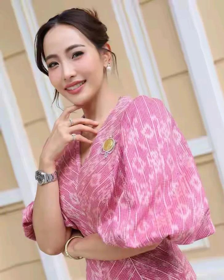 两任总理合影，阿努廷妻子笑靥如花，挺有女人味的。佩通坦丈夫身材高大面相忠厚，又君