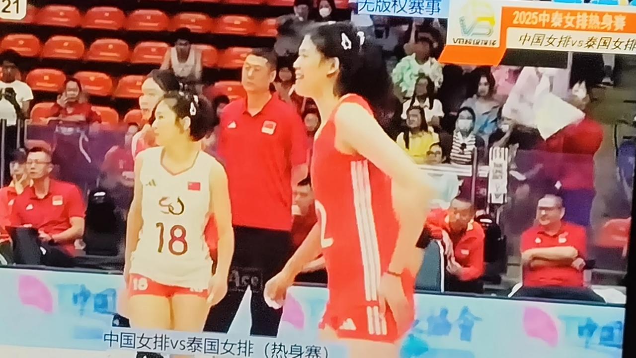 女排世锦赛23日就要在泰国开幕了。今天中国女排和泰国女排进行了一场热身赛。球迷们