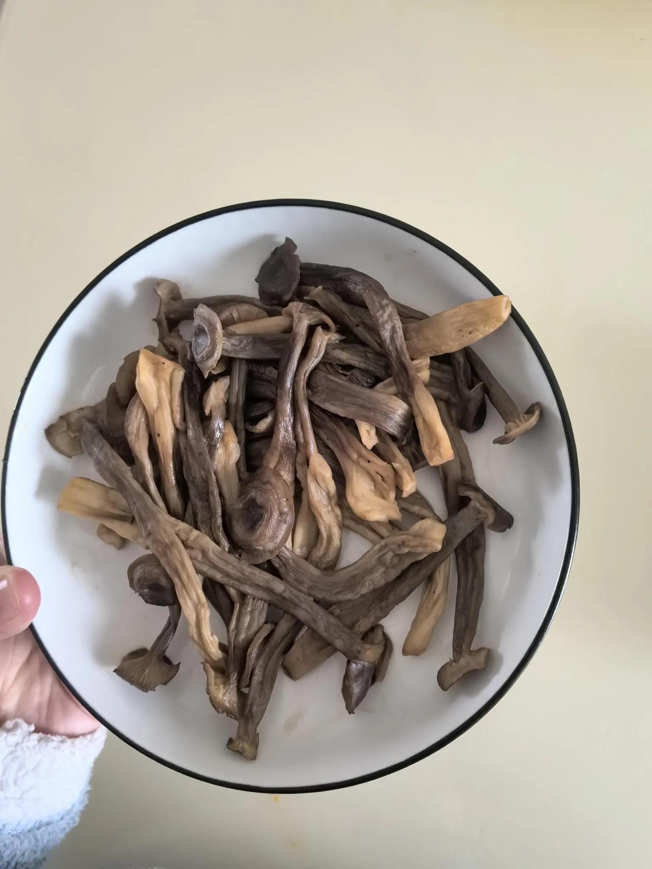 你们的月嫂也是炒这些没油甚至没有炒过的菜给你们吃？