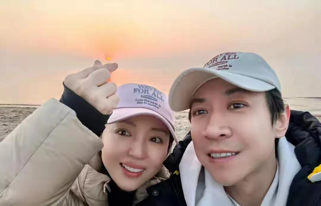 本以为，46岁董璇与37岁张维伊结婚，上演的是一出“大女主”剧本。没想到，她在婚