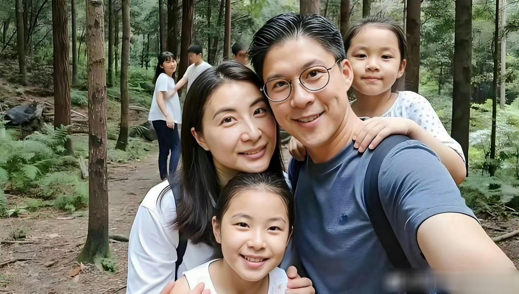 郭晶晶在社交平台晒出假期全家出行vlog，大大方方晒出儿女，也只能是霍家了！