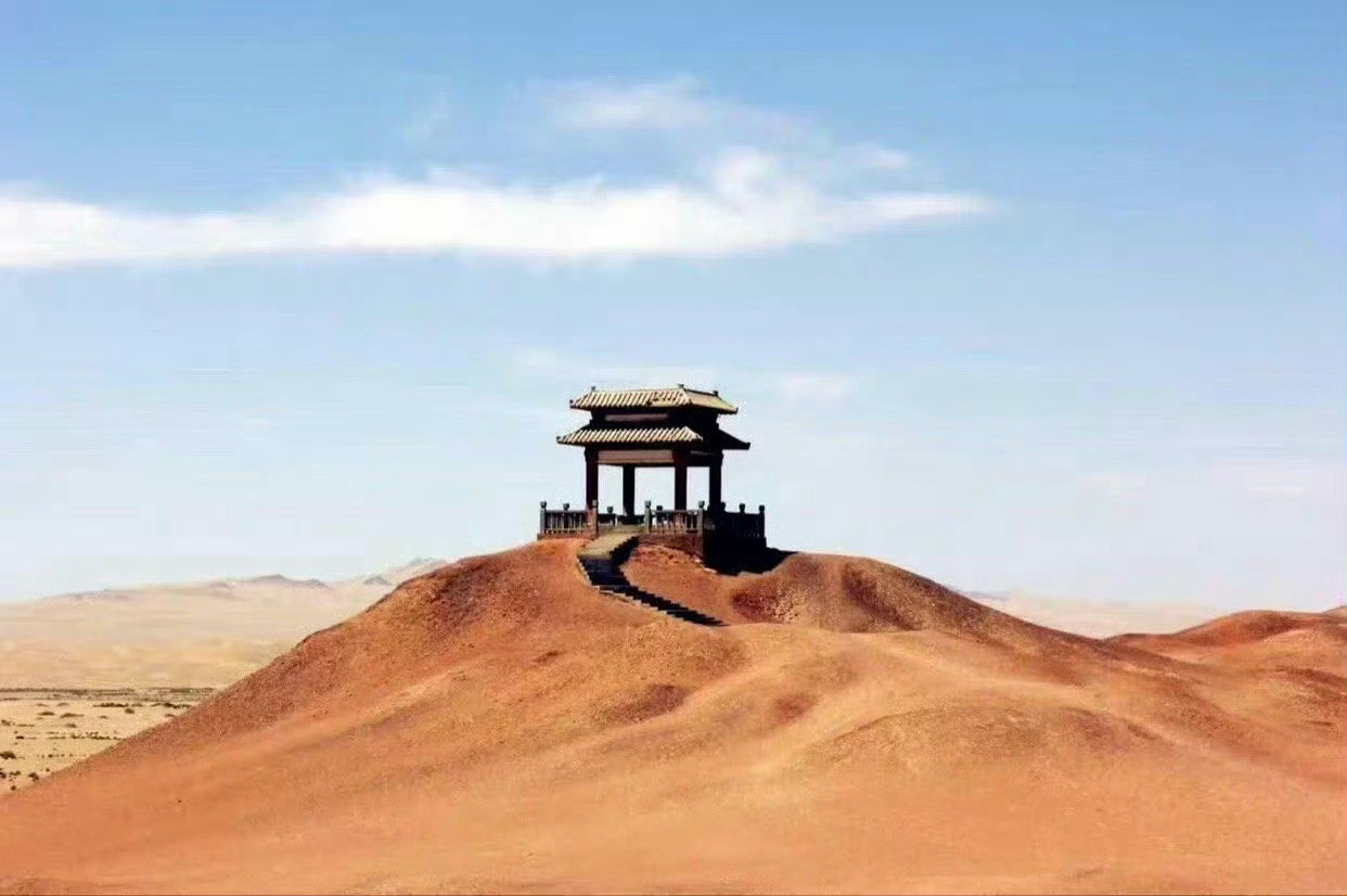 敦煌，是一个古老而灿烂的地方。每年八到十月，是敦煌最美的季节，与它