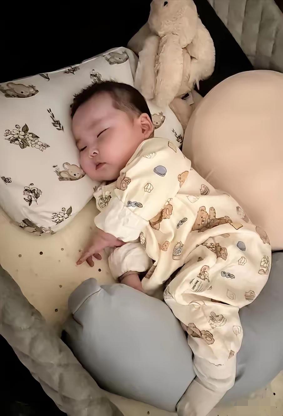 产假刚要结束，有些选择真的能把人逼疯。我侄女现在就掉进坑里了：婆婆不管，亲妈不在