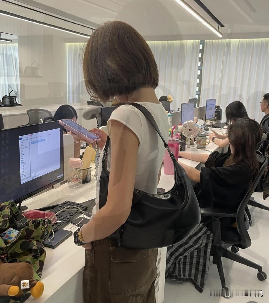 一小老板朋友吐槽说他遇到一个尴尬事：自己年前录用的一个员工离职，跟他提要求要补缴