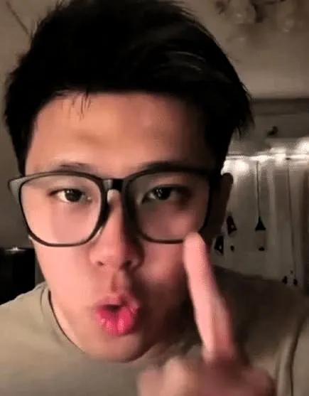 老梅小葛网络互怼，讯息泄露疑云引人争议最近网上炸锅了，老梅和小葛隔空互怼火药味