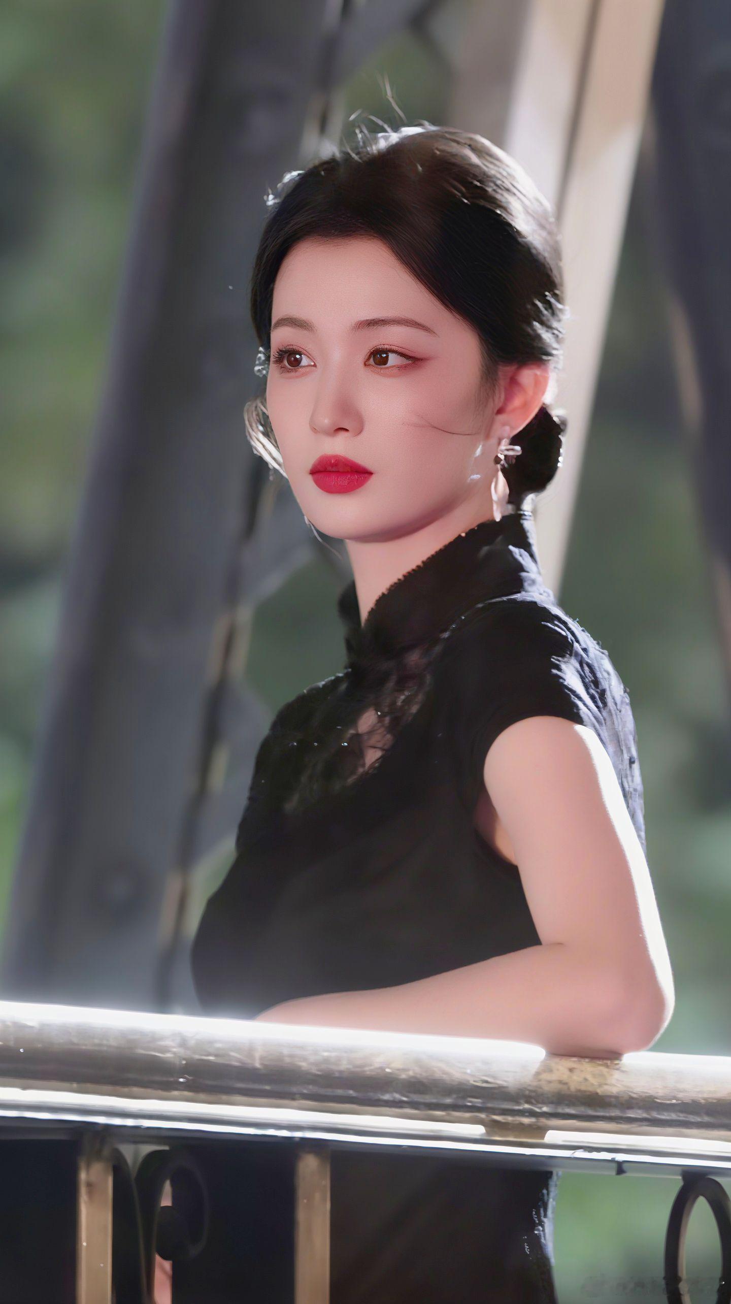 王楚然谁能抗拒旗袍造型的王楚然！线条勾勒出优雅身姿，温婉气韵扑面而来，古典美感