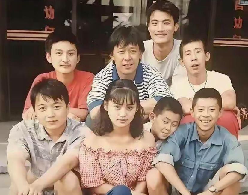 中间的女生是谁啊？看起来有点眼熟[哭哭]