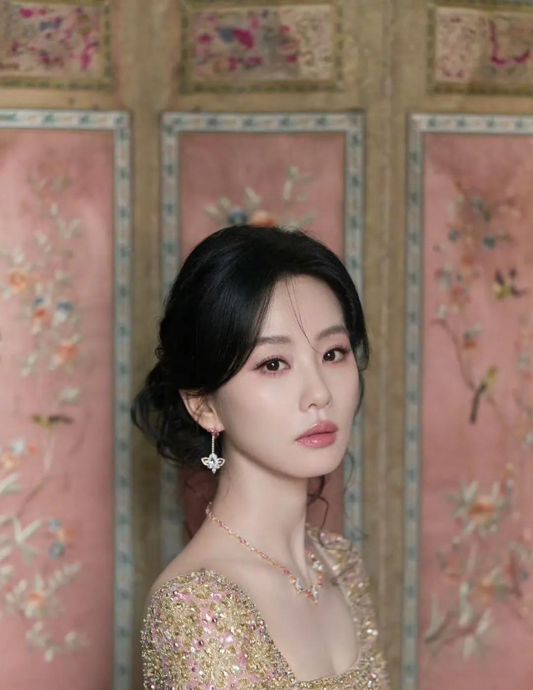 刘诗诗时尚中国之夜活动造型美翻了……漂亮的女神戴着漂亮的绒花，穿着华丽丽的礼服