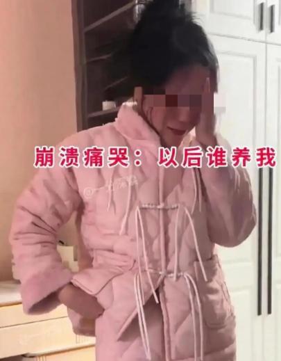 安徽一名女子离婚后不肯搬走，争执中被前夫赶出家门，当场崩溃大哭，反复问往后谁来养