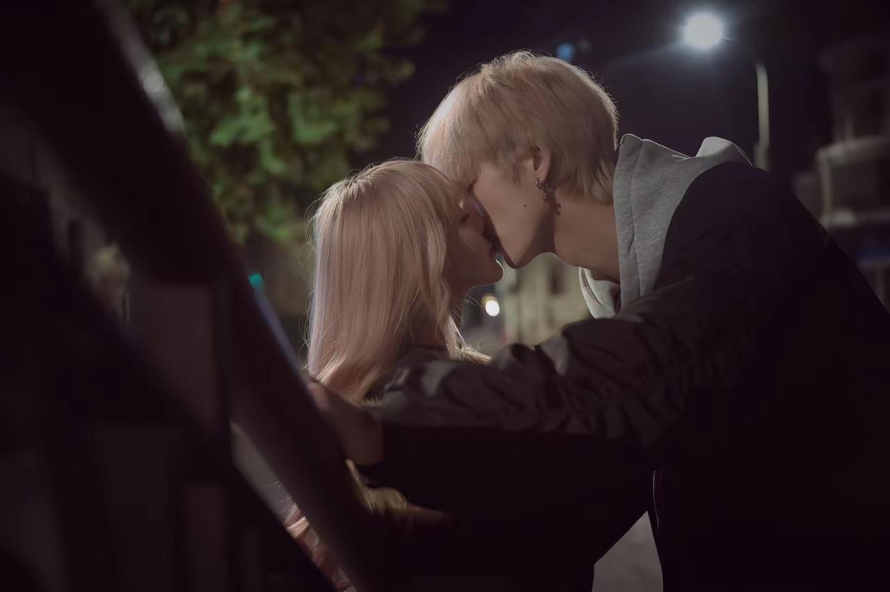 冬天第一个落在我肩头的不是雪是你的外套