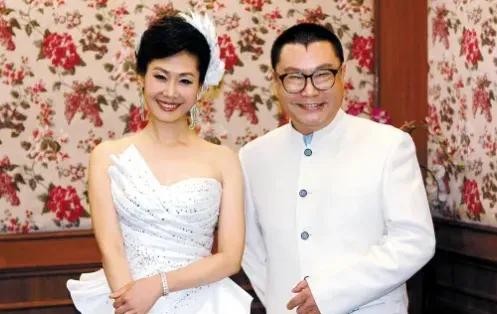 2010年，歌星尹相杰为了得到搭档于文华的爱，痴痴地等到了41岁，结过两次婚的于