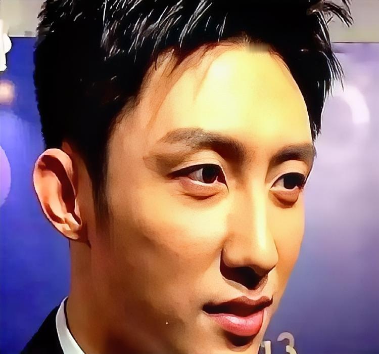 黄景瑜最狠的不是演技，是不惯着。国内采访，记者拽英文，他连耳机都没碰：你会说中文