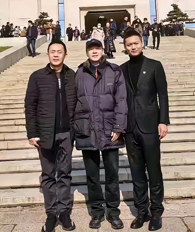 我敢打赌！左边这个男人绝对是我见过最有男人味的大帅哥，没有之一啊！