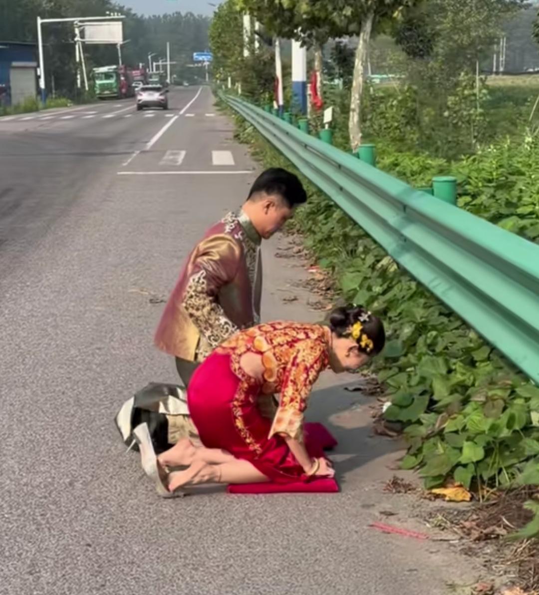 出嫁路上，新娘要求绕路跪拜离世爷爷，遗憾爷爷没能等到自己出嫁～🥲