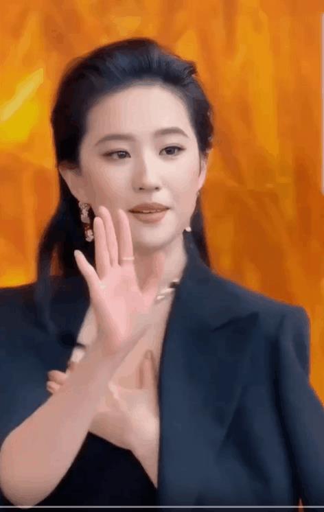 明明穿的是“开放”式，偏偏还要用羞涩去表演；明明赚的是“卖肉”钱，偏偏还要用外