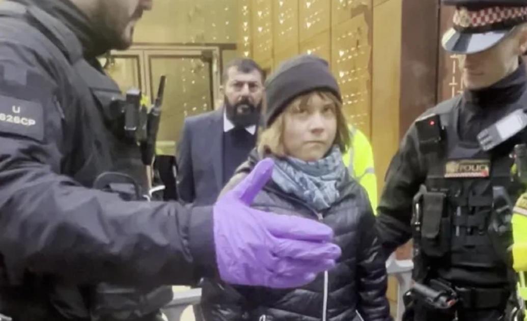 “环保少女”通贝里又被捕了，上次是以色列，这次是英国。当地时间12月23日，