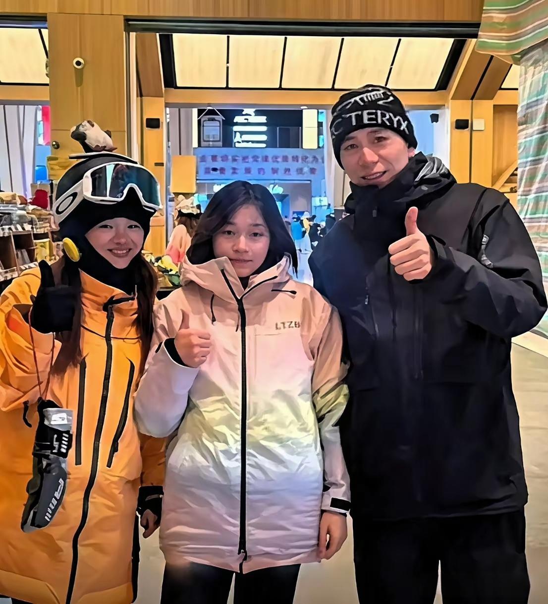 全红婵真是自带招黑体质！去阿勒泰体验了一把滑雪，却被质疑为“诈伤”？！全红婵的伤