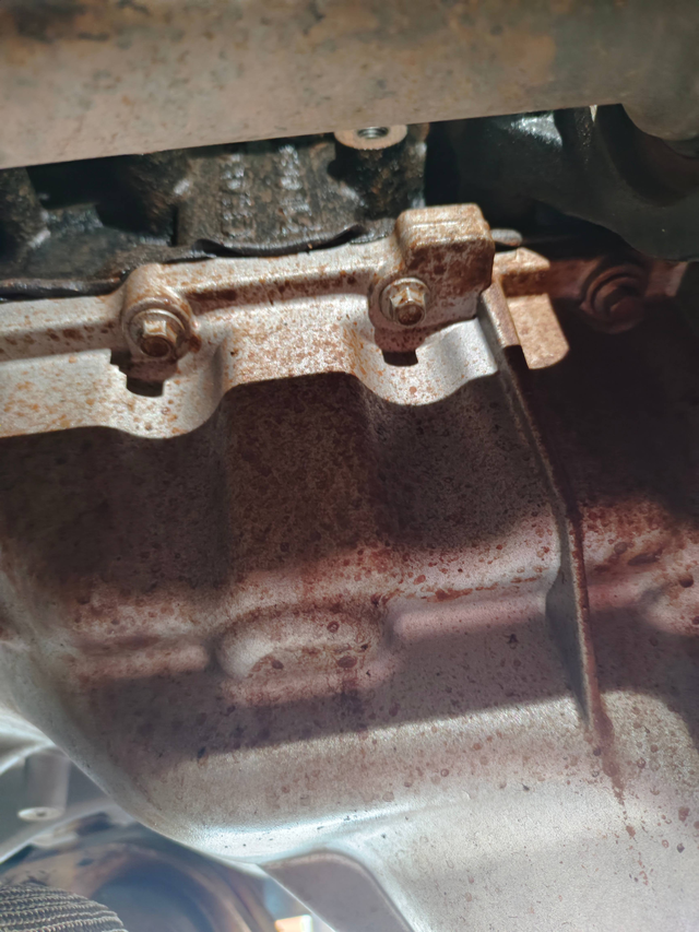 方向跑偏，发动机渗油开三年换了，发动机，方向管柱，方向机，减震器，前轴承，高压